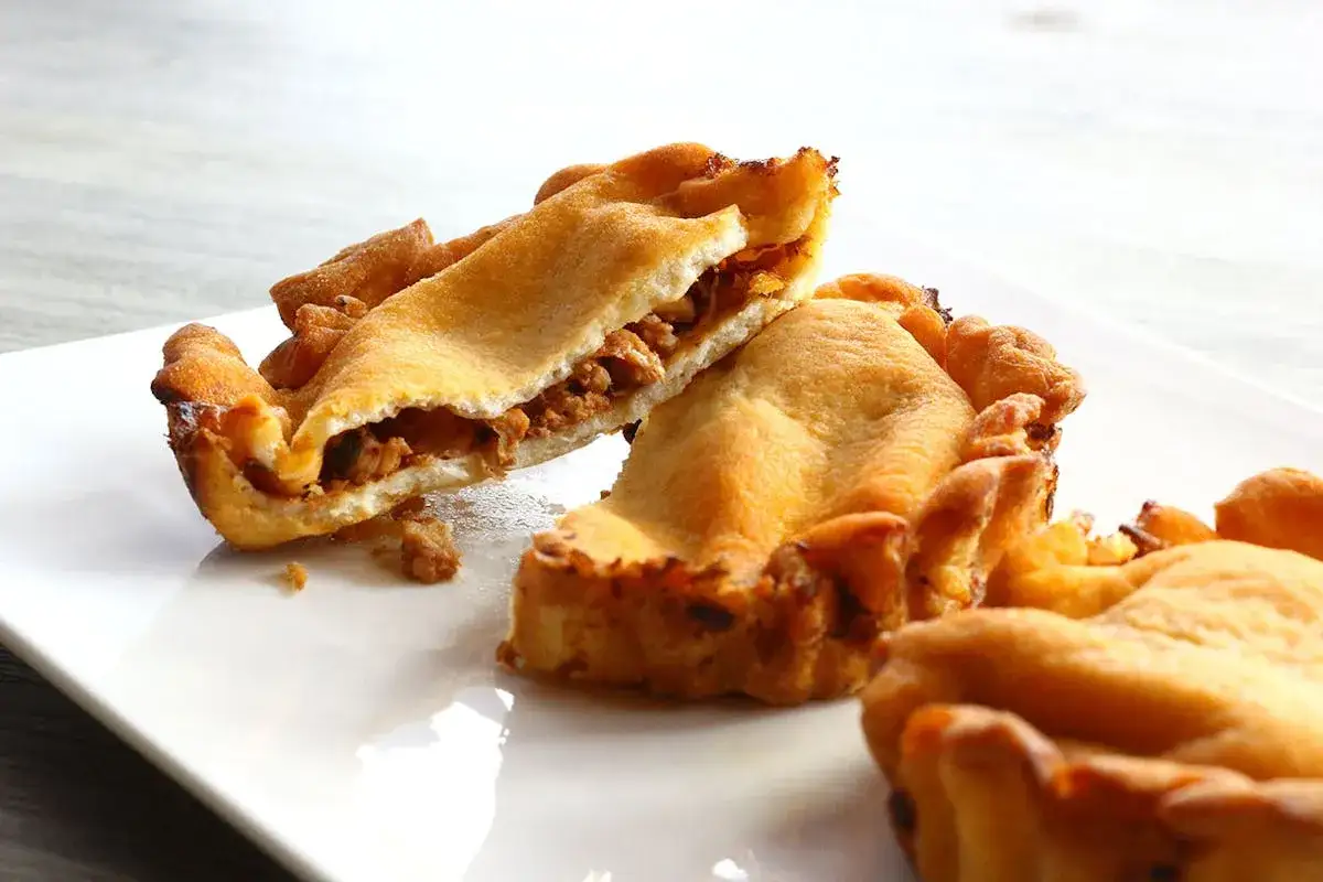 Délicieuses pâtisseries garnies, une spécialité Languedoc Roussillon, sur une assiette blanche.