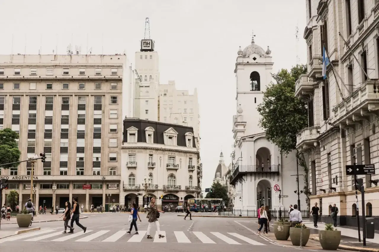 Ludzie przechodzą przez ruchliwe skrzyżowanie w Buenos Aires. Czy Argentyna jest bezpieczna? Miasto tętni życiem, a przechodnie wydają się czuć swobodnie.