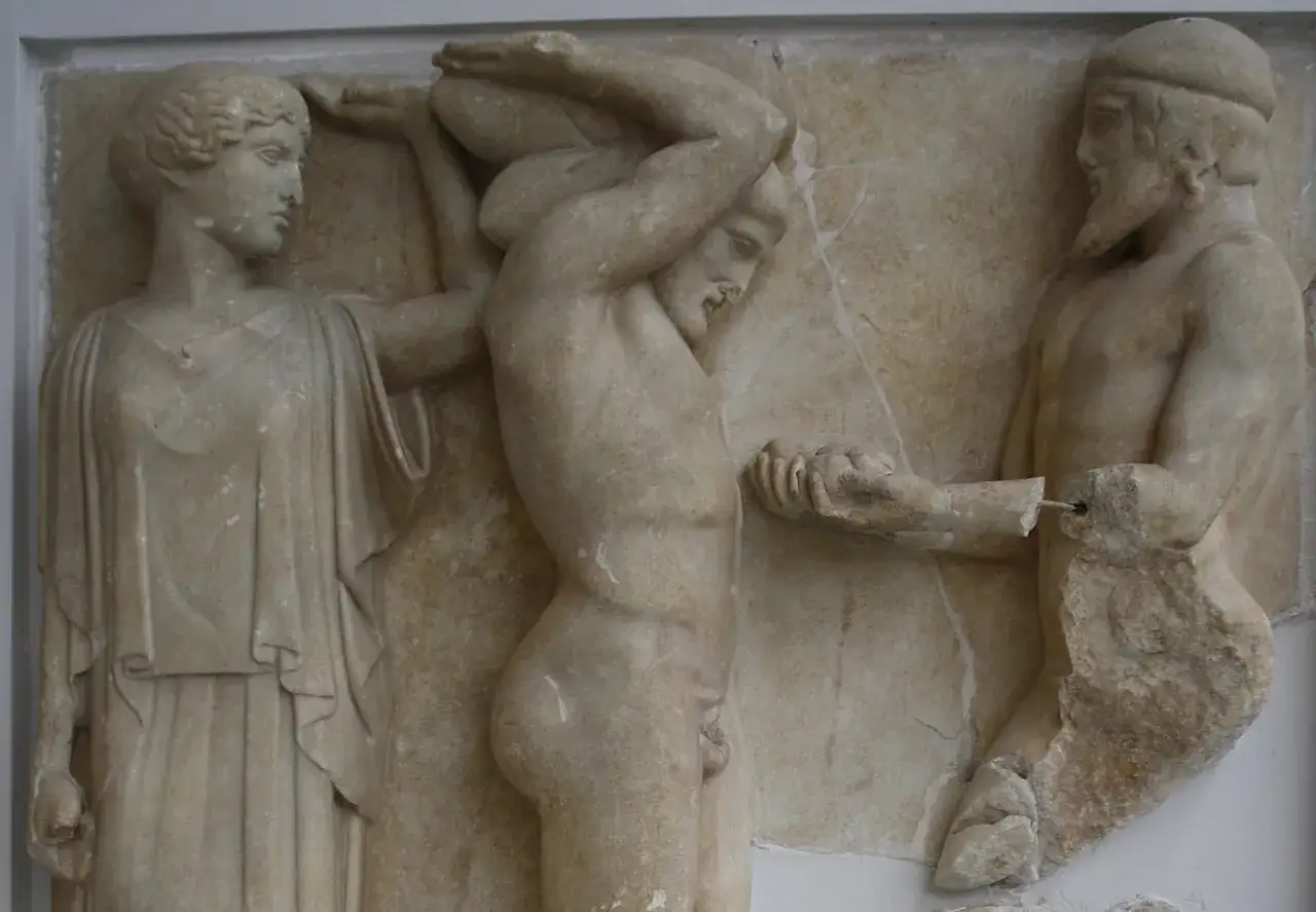 Atlas portant le monde, une sculpture antique en bas-relief. Une femme &agrave; gauche, un homme au centre, et un autre homme &agrave; droite.