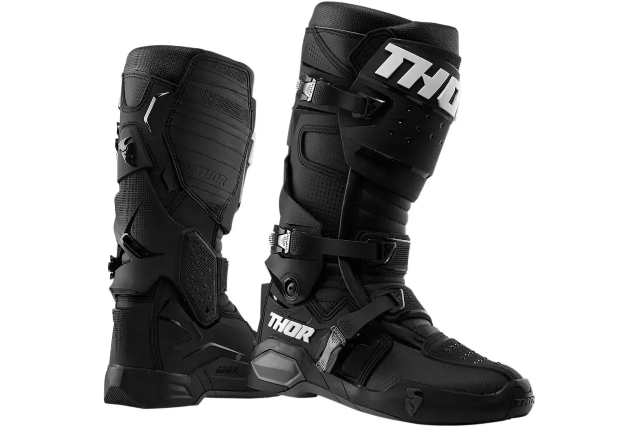 Dwa czarne, wysokie buty motocyklowe Thor z klamrami i logo marki.