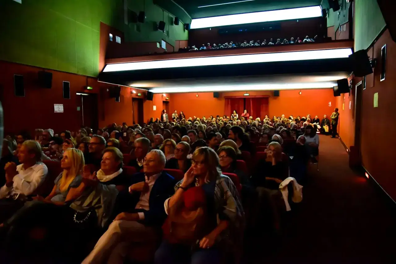 Pubblico in sala, attento e speranzoso, in attesa di un finale a sorpresa.