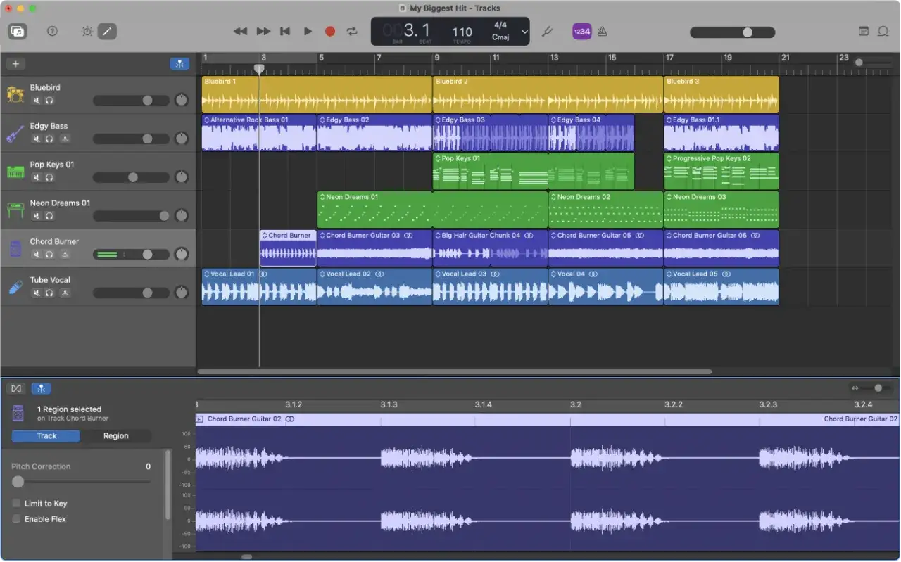Interfejs programu GarageBand z wieloma ścieżkami audio: wokal, gitara, bas i klawisze. Widoczne fale dźwiękowe i edytor.