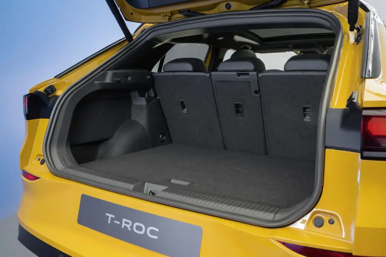Bagażnik żółtego Volkswagena T-Roc 2025, gotowy na wakacyjne wyjazdy.