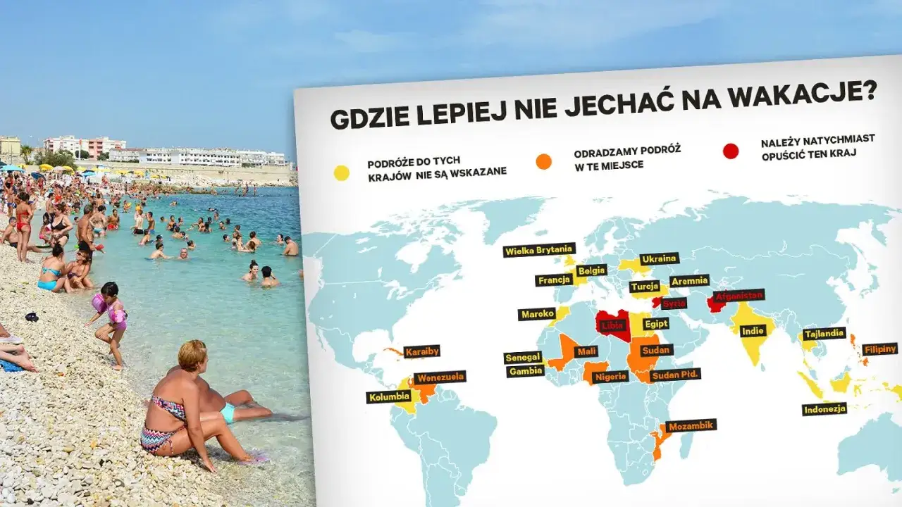 Mapa świata z zaznaczonymi krajami, do których odradza się podróż. Na pierwszym planie plaża pełna ludzi. Gdzie lepiej nie jechać na wakacje?