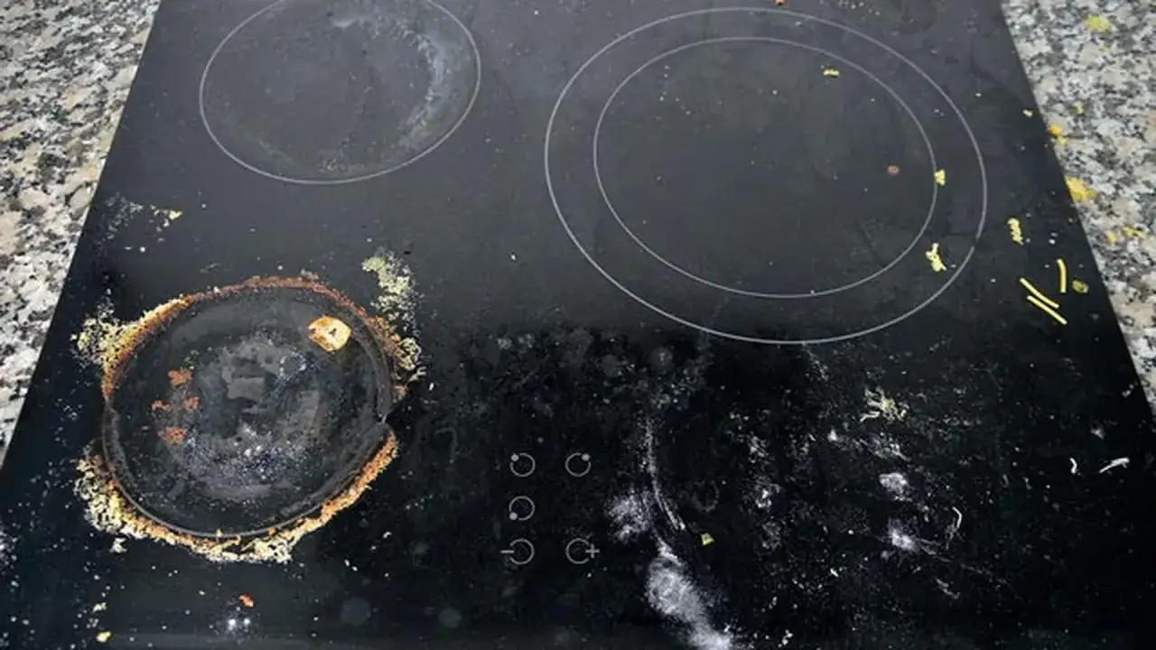 Vitrocer&aacute;mica con quemada y manchas que no se quitan. Parece que hubo un accidente culinario.