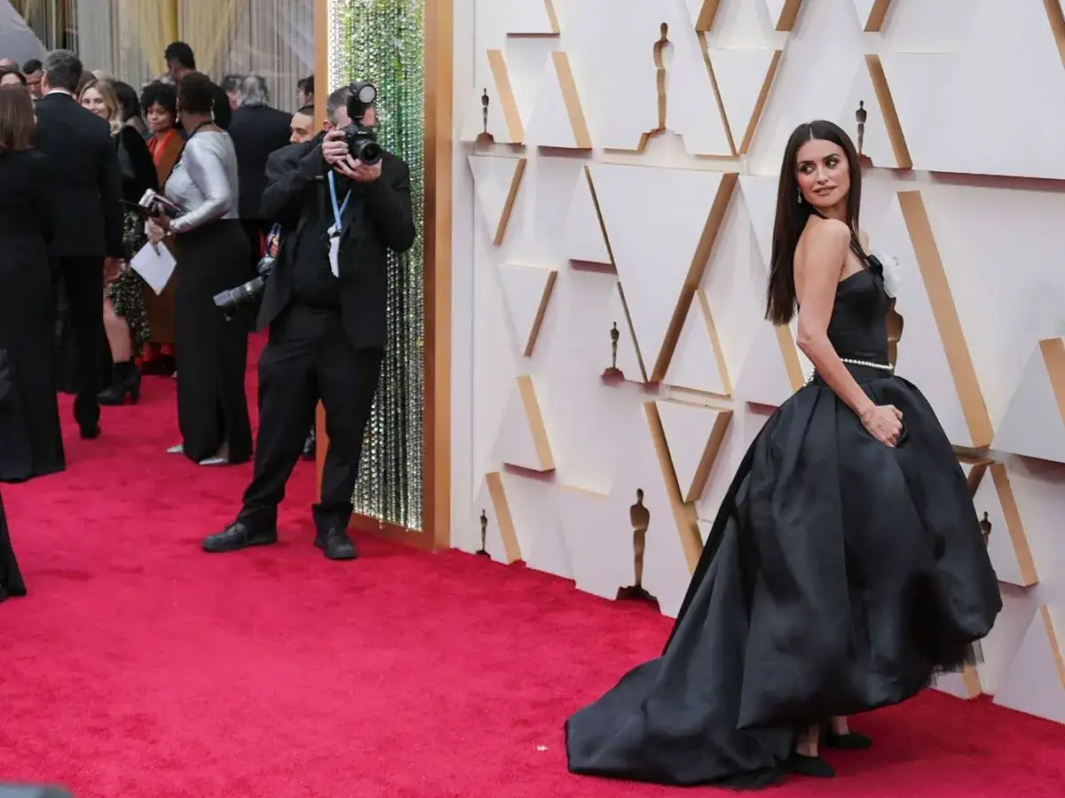Pen&eacute;lope Cruz posa en la alfombra roja, luciendo un elegante vestido negro. Los fot&oacute;grafos capturan el momento, anticipando cu&aacute;ndo son los Oscars 2026.