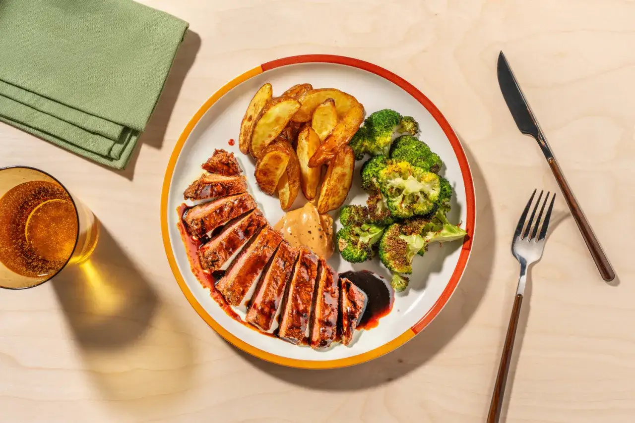 Filete de res en rodajas con papas rústicas y brócoli asado, perfecto para tus recetas con brócoli.