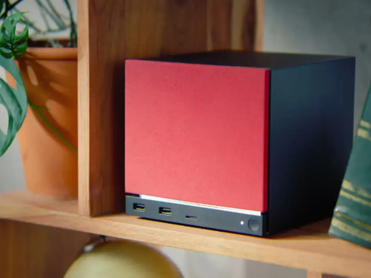 Kompakter schwarzer und roter Computer mit Anschl&uuml;ssen. Informieren Sie sich &uuml;ber den Steam Machine Preis f&uuml;r dieses Ger&auml;t.