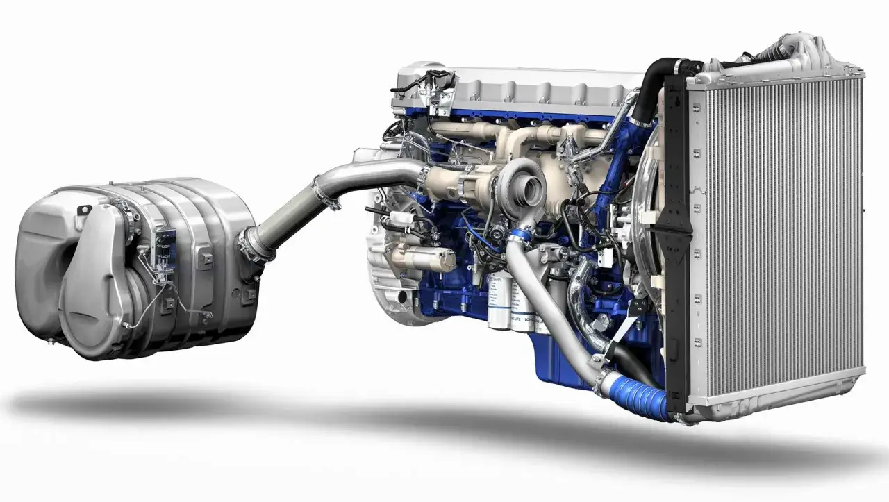 Silnik ciężarówki z turbosprężarką, chłodnicą i układem wydechowym spełniający normę **euro 6**.