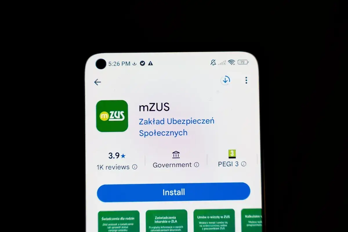 Aplikacja mZUS na telefonie. Umożliwia załatwianie spraw w ZUS, np. wnioskowanie o świadczenia. Idealna do spraw związanych ze stażem pracy ZUS.