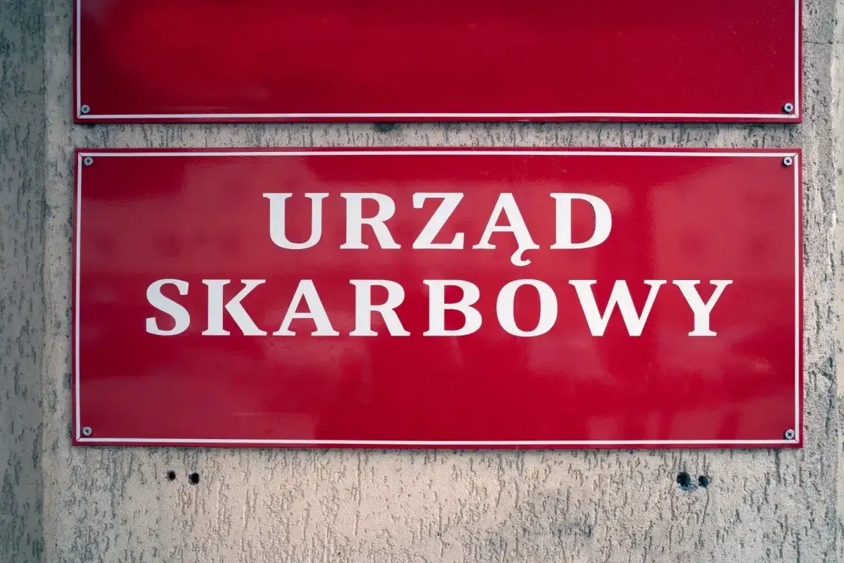 Czerwona tablica z białym napisem