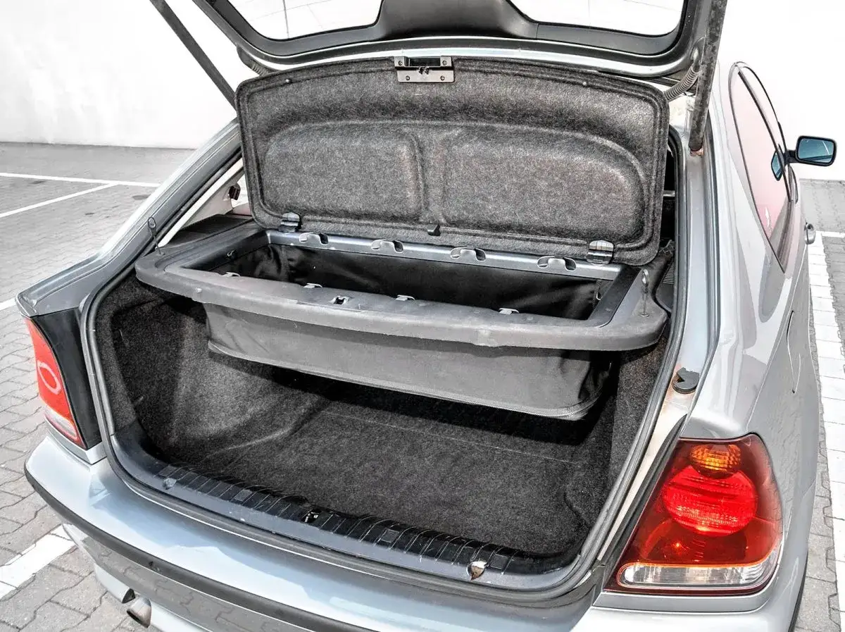 Bagażnik BMW E46 330d. Opinie o tym aucie często podkreślają jego praktyczność, co widać po tym przestronnym kufrze.