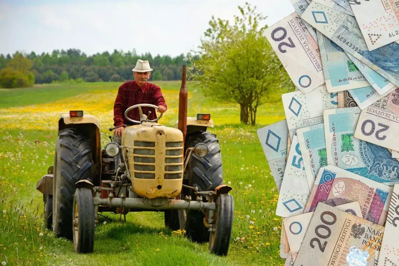 Rolnik na traktorze w polu, marzący o emeryturze z KRUS. W tle polskie banknoty.