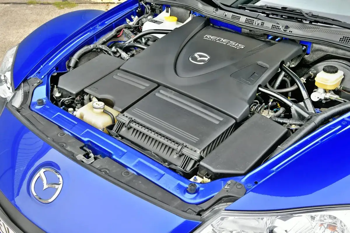 Silnik Wankla Renesis w niebieskiej Mazda RX-8.
