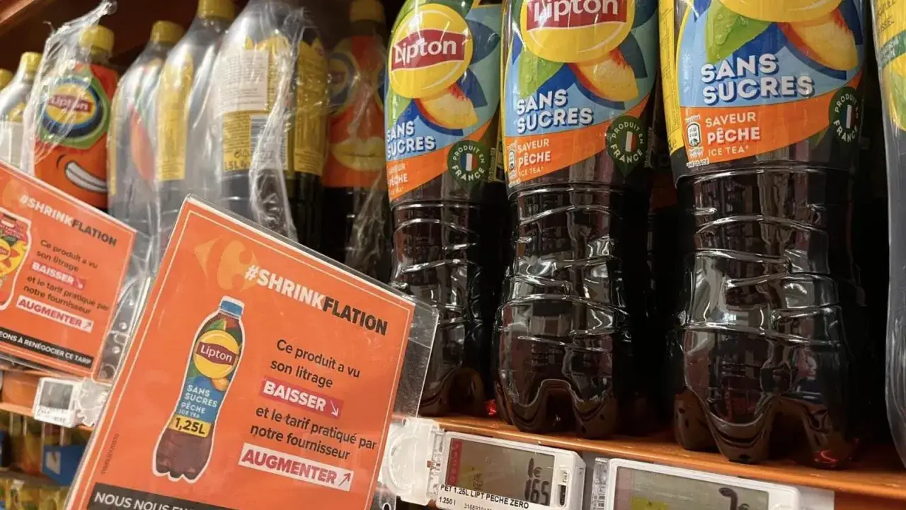 Botellas de té Lipton en oferta, con un cartel que explica la reduflación: menos contenido, mismo precio.