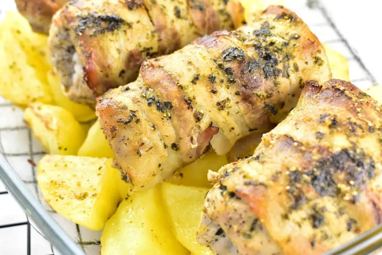 Soczysta rolada w piekarniku, pieczona z ziemniakami. Aromatyczne zioła podkreślają smak dania.