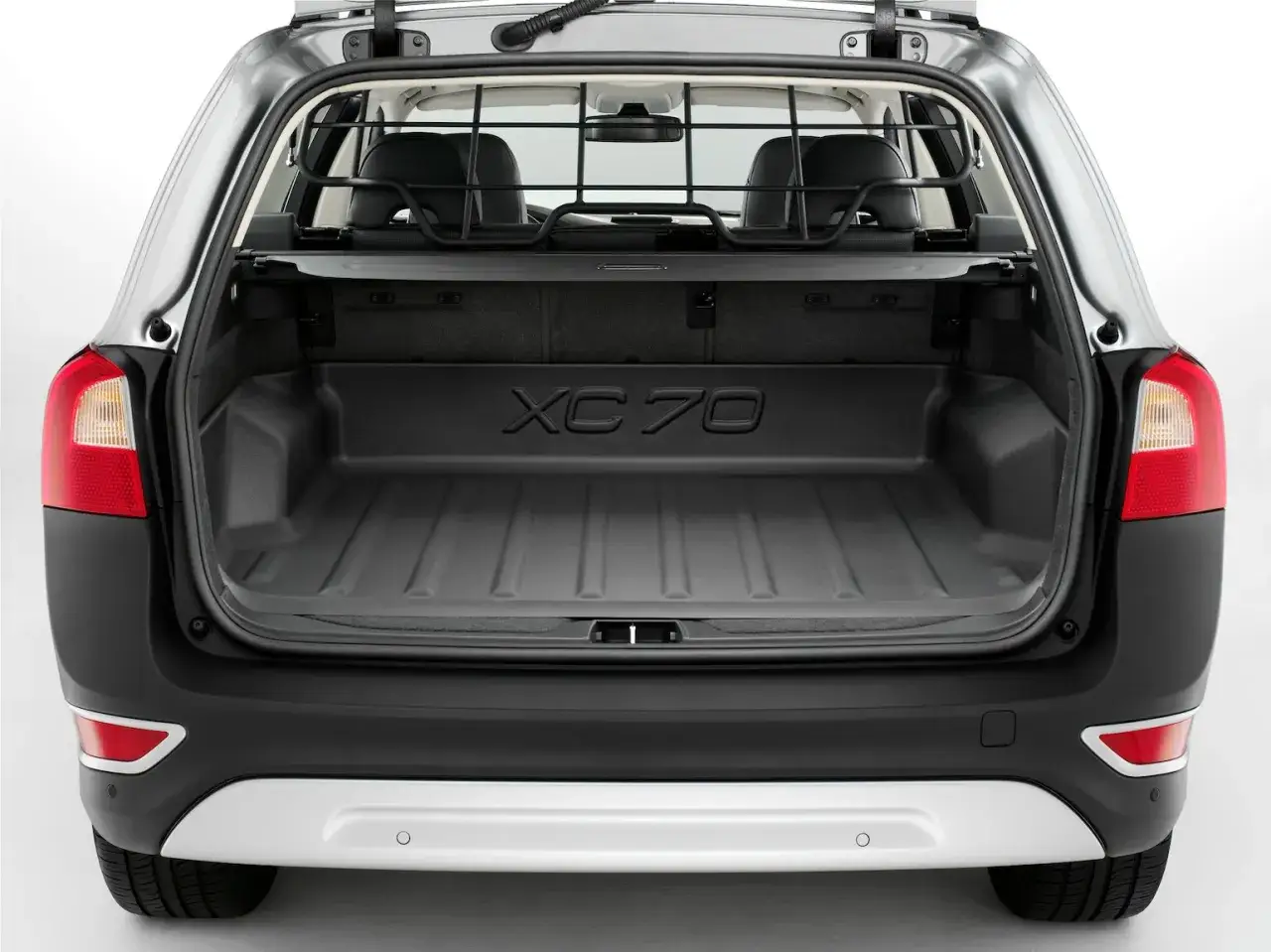 Bagageutrymmet i en Volvo XC70, redo för äventyr.
