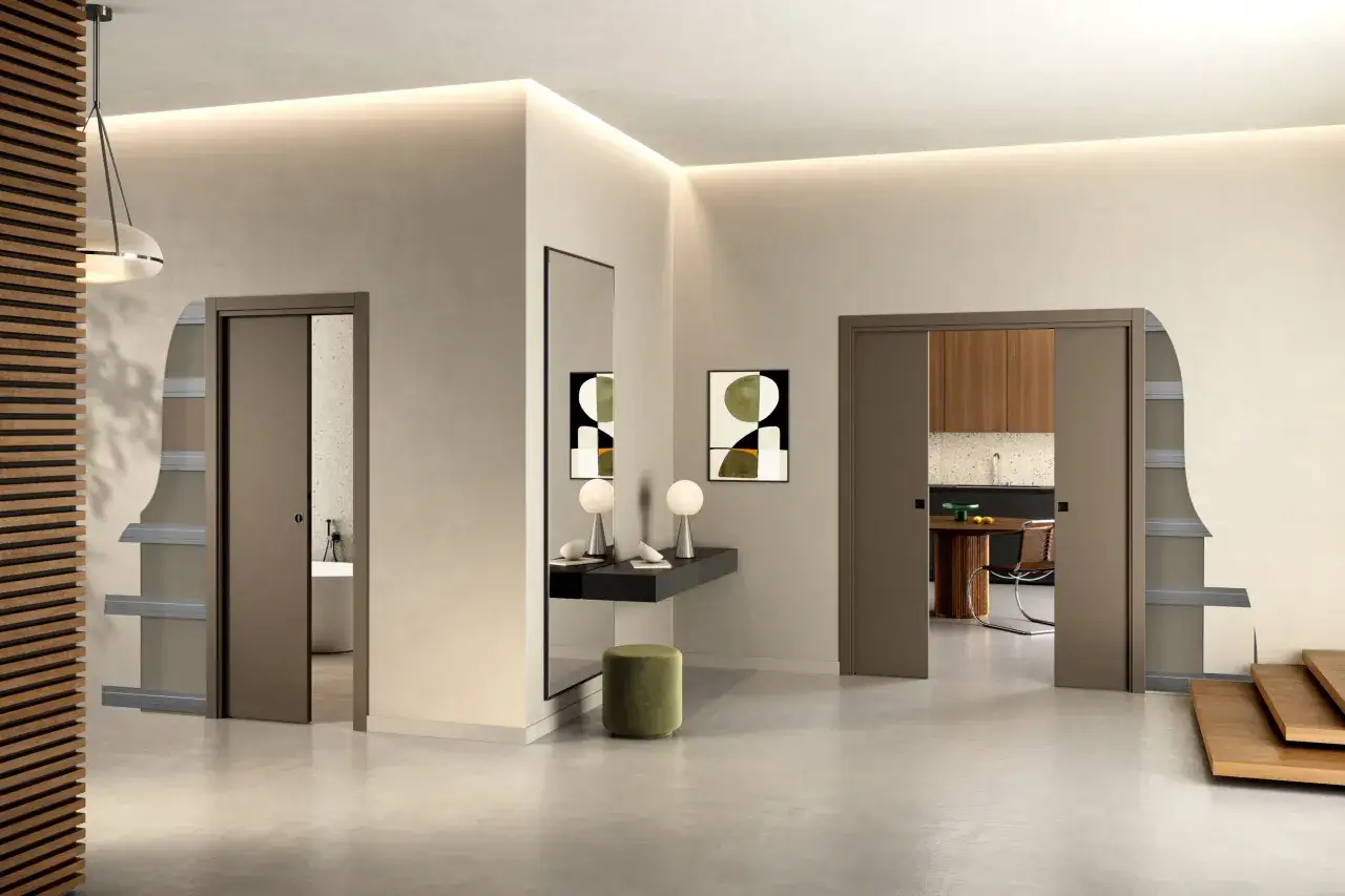 Una moderna porta scorrevole in cartongesso si integra perfettamente in un corridoio minimalista, con un'elegante mensola e specchio.