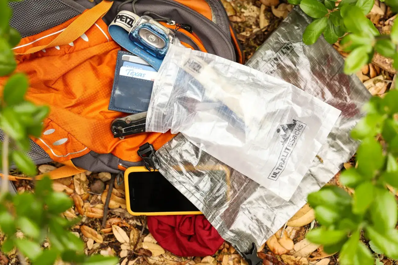 Rucksackinhalt: Stirnlampe, Portemonnaie, Messer, Handy, Kleidung und ultraleichte, **pvc freie** Packs&auml;cke.