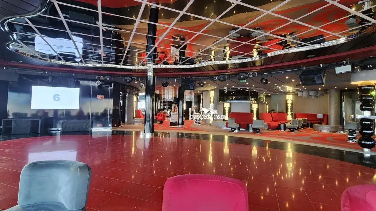 La discoteca MSC Divina, con il suo pavimento rosso lucido e il soffitto a specchio, attende gli ospiti per una notte di divertimento.