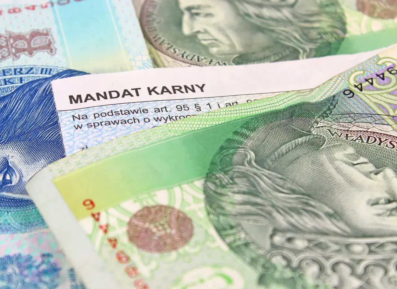 Mandat karny leży na polskich banknotach. Co jeśli nie zapłacę mandatu? Konsekwencje mogą być poważne.
