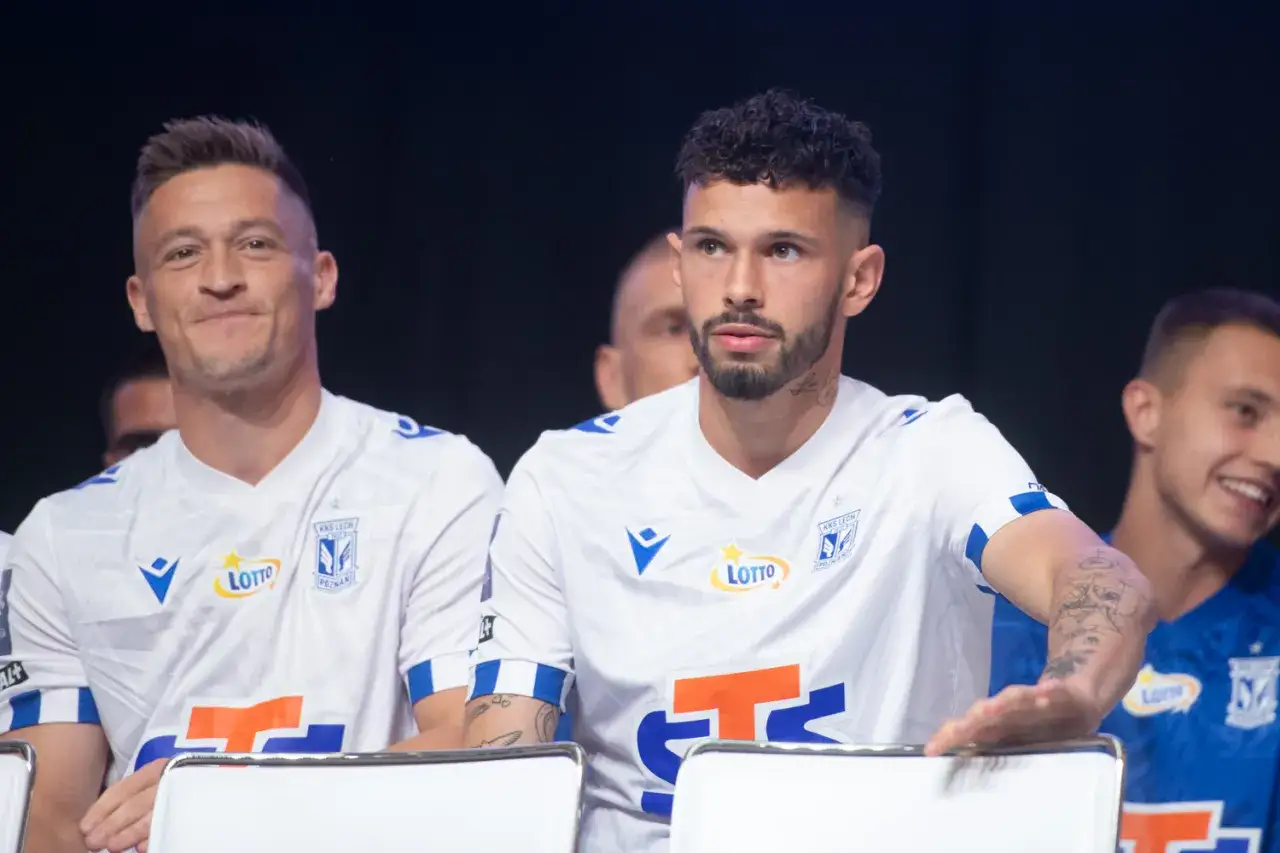 Piłkarze Lecha Poznań w nowych strojach. Kadra prezentuje się świetnie!
