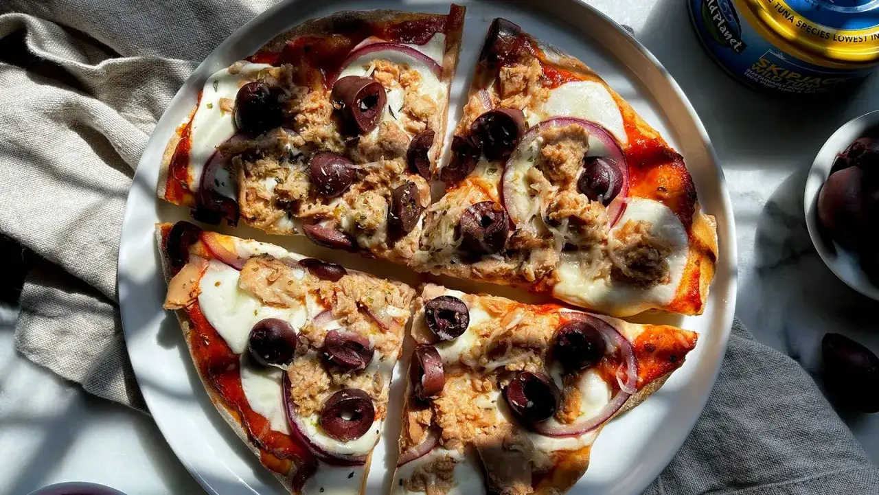 Italienisches Thunfisch Pizza Rezept: knuspriger Boden, geschmolzener Käse, Thunfisch, Oliven und rote Zwiebeln. Ein Genuss!