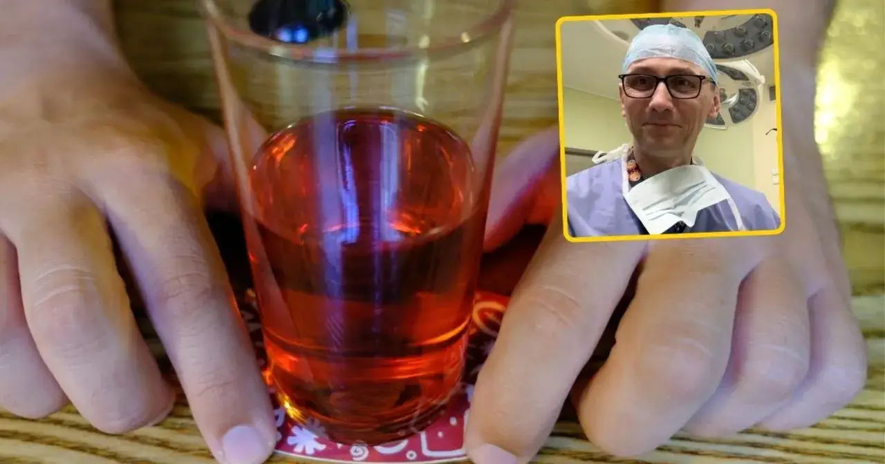 Lekarz w masce i czepku ostrzega przed chorobami, przy których nie można pić alkoholu. Kieliszek z czerwonym płynem.