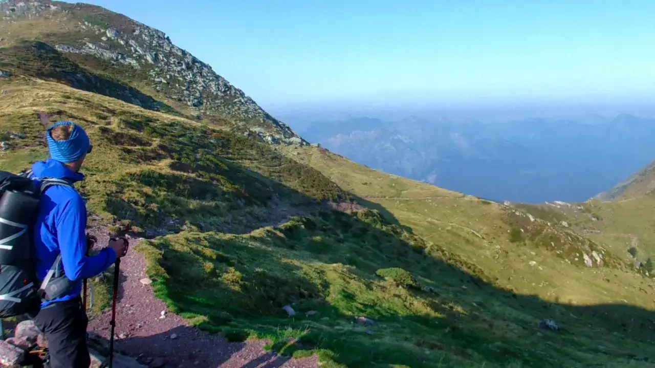 Randonneur contemplant un paysage montagneux, une parfaite destination randonn&eacute;e.