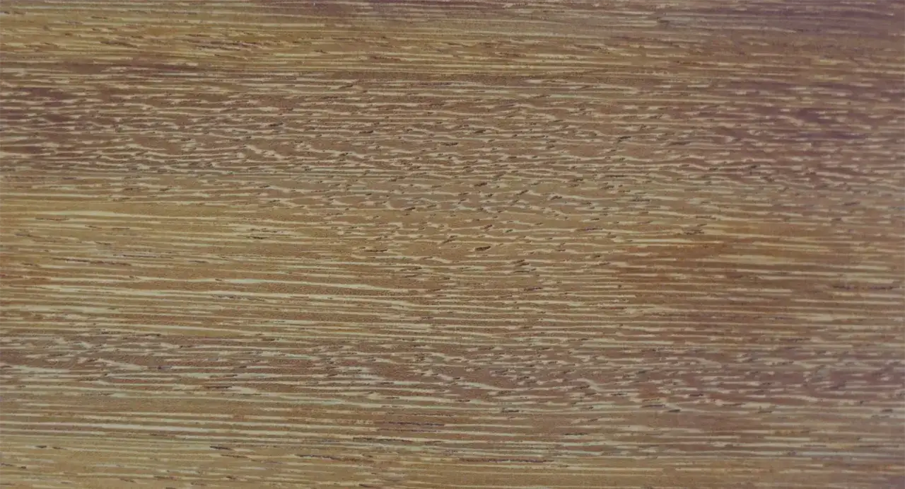 Textura de madera iroko, con vetas claras y oscuras que forman un patr&oacute;n natural y org&aacute;nico.