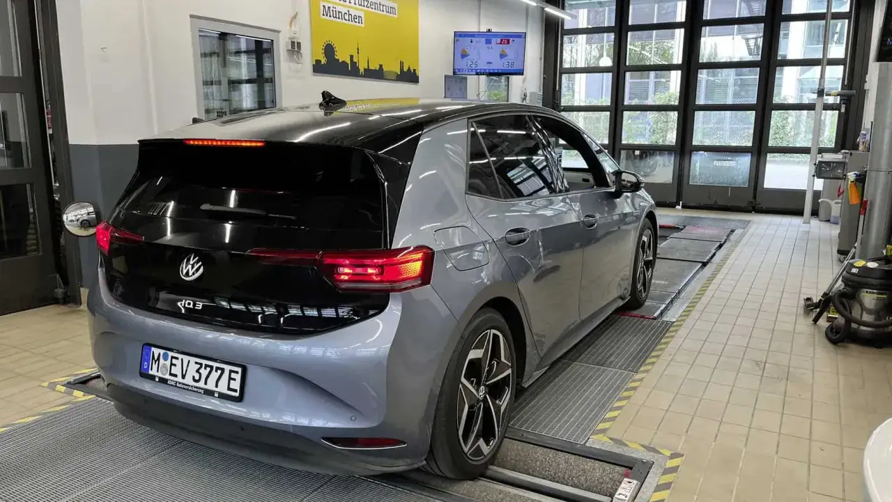 Szary Volkswagen ID.3 na stanowisku diagnostycznym. To jeden z wielu chińskich samochodów elektrycznych, które coraz śmielej wkraczają na rynek.