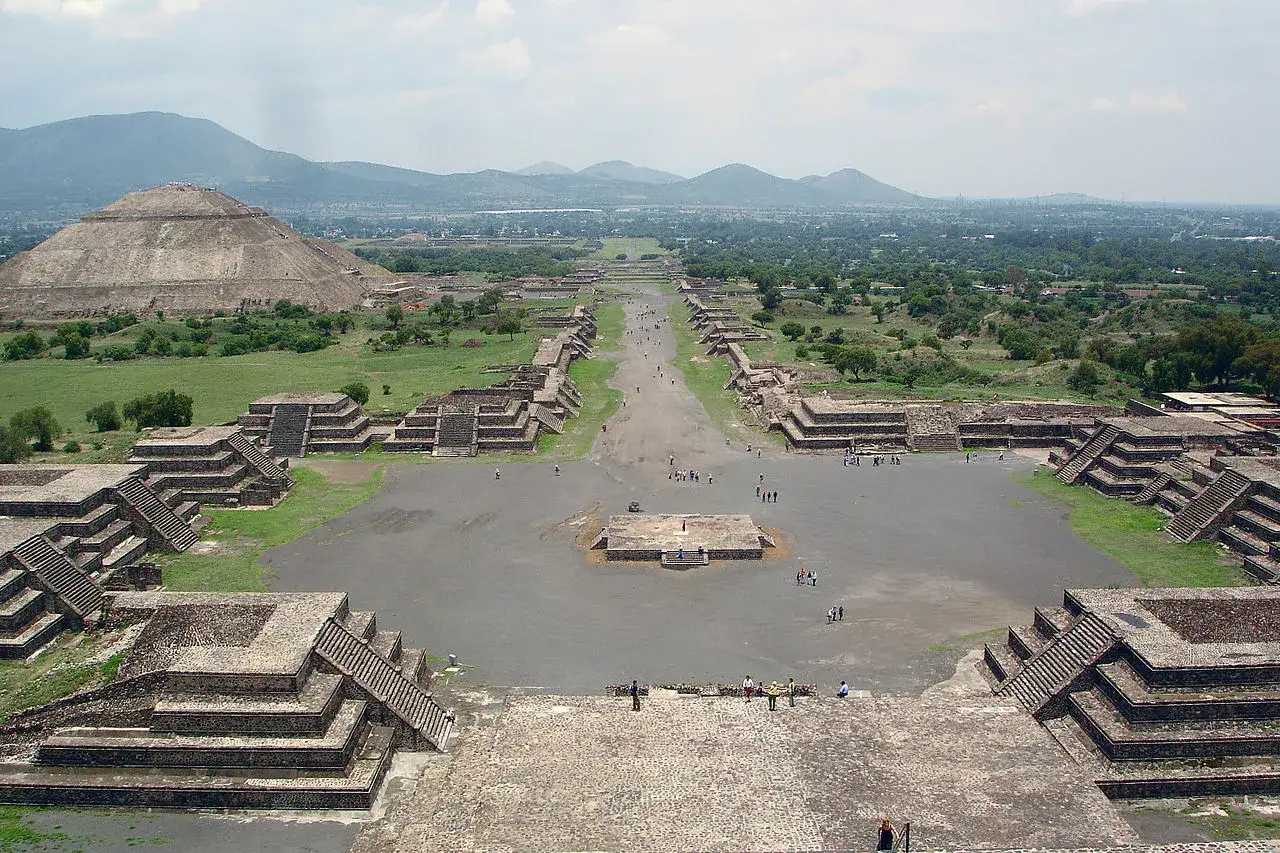 Widok na Aleję Zmarłych w Teotihuacan. Piramida Słońca w oddali. To miejsce jak z gry, gdzie historia ożywa.