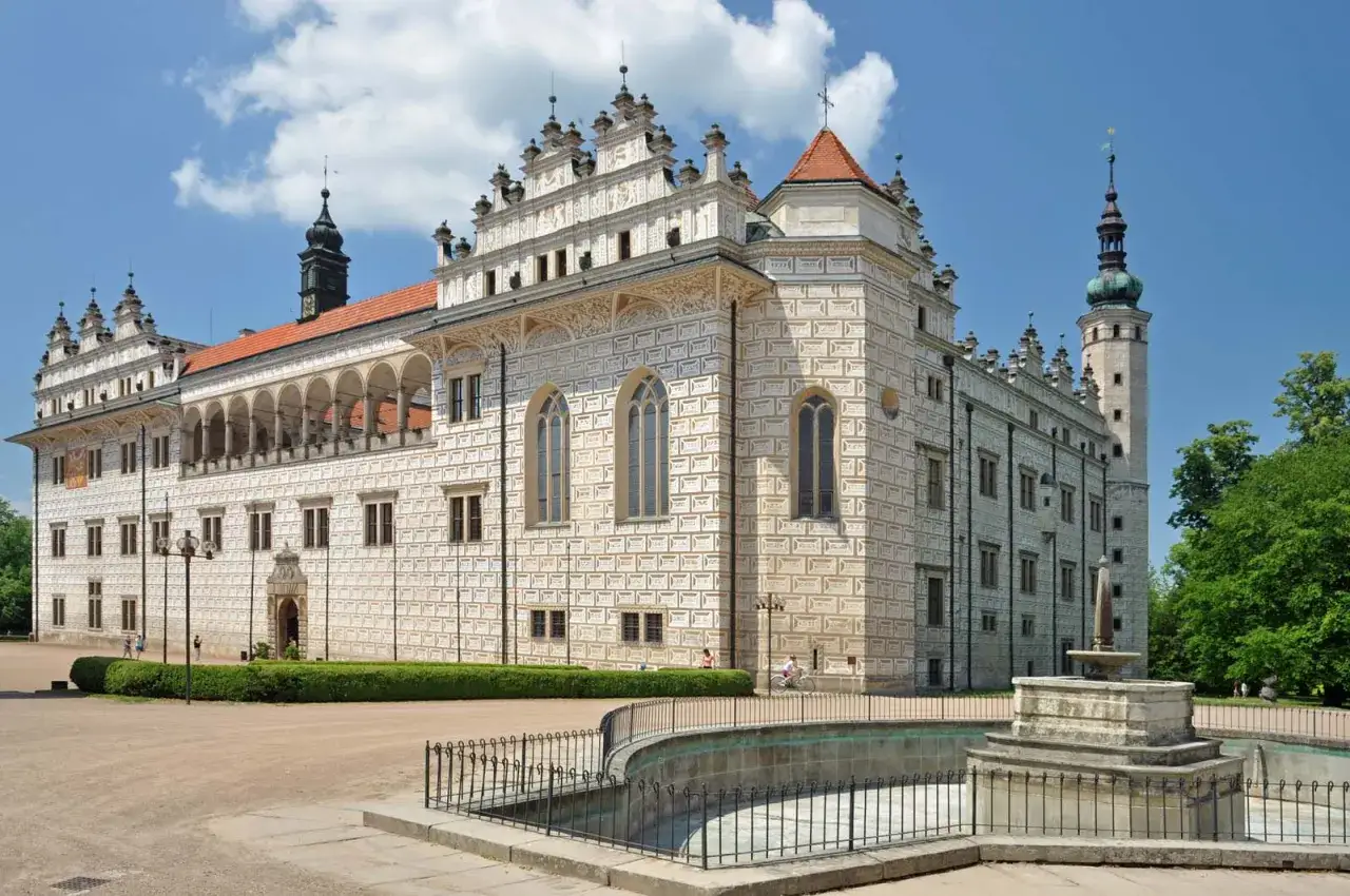 Zamek Litomyśl, perła renesansu, to fascynujące miejsce, które kryje wiele ciekawostek o Czechach. Jego unikalna fasada zdobiona sgraffito zachwyca.