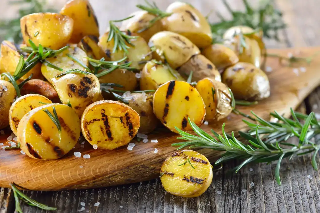 Patatas al horno doradas y crujientes, con romero fresco y sal gruesa, listas para disfrutar.