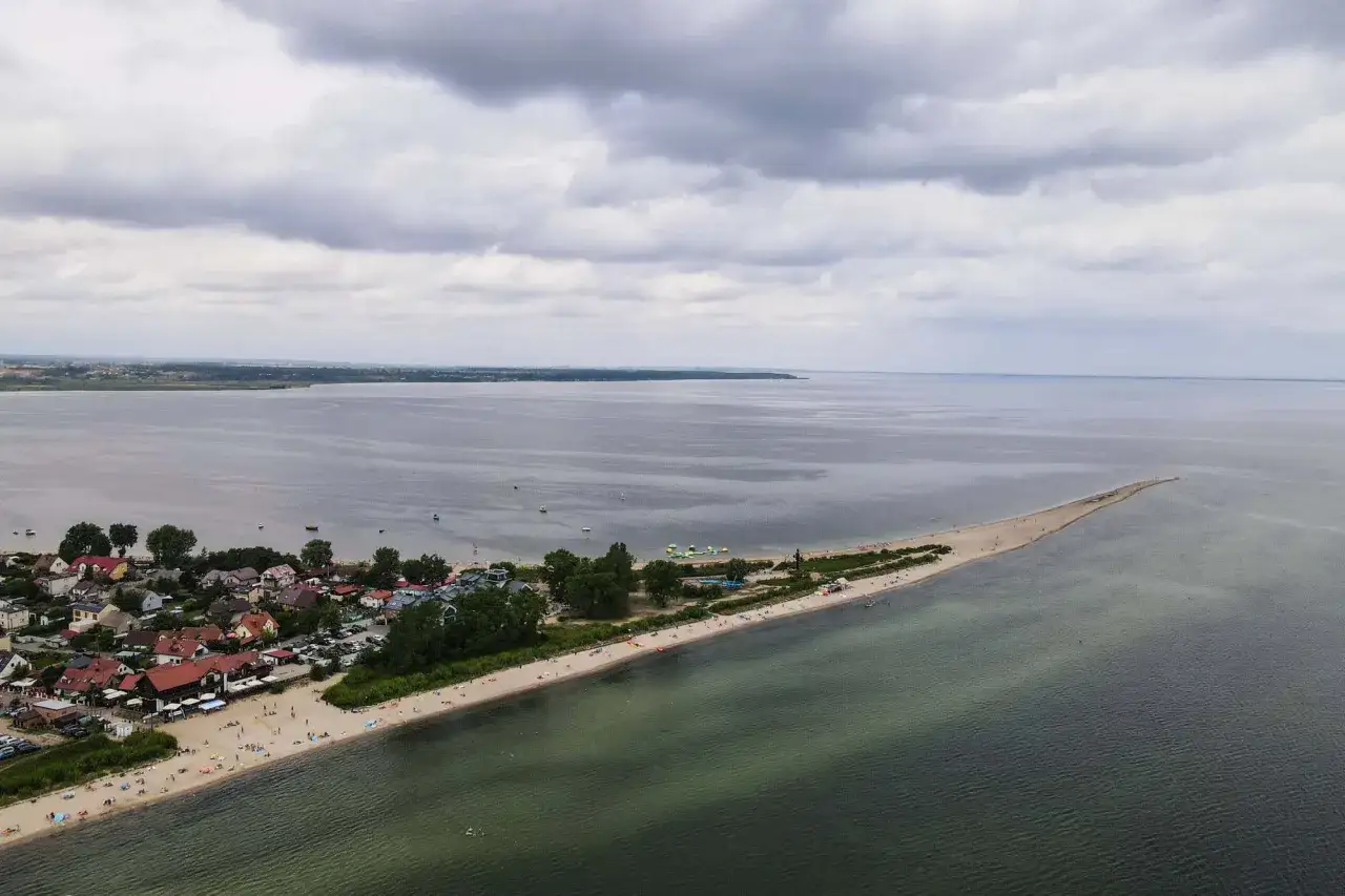 Plaża i zatoka na Pomorzu, idealne miejsce na odkrywanie malowniczych tras motocyklowych.
