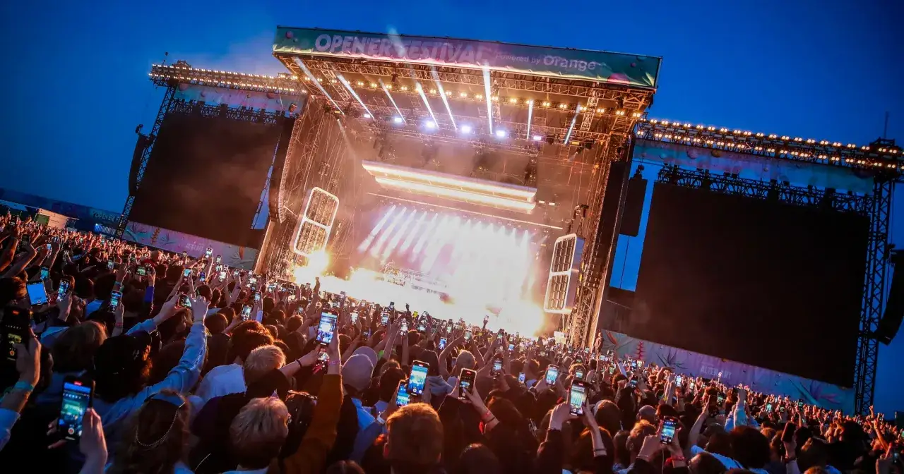Tłum ludzi z telefonami w górze podczas koncertu na jednym z festiwali w Polsce.