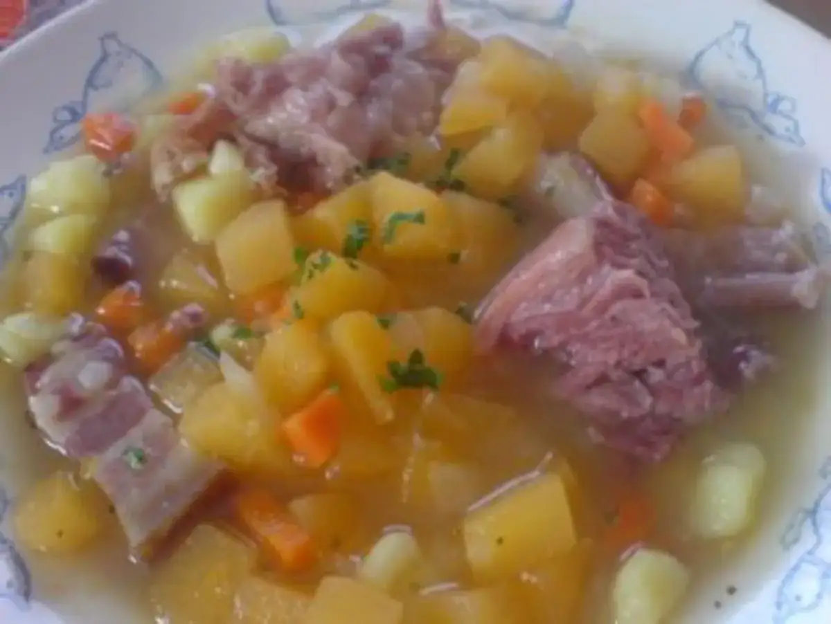 Kohlr&uuml;beneintopf mit frischen Kr&auml;utern