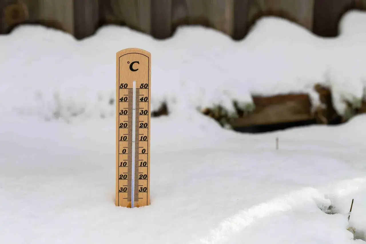 Termometr w śniegu pokazuje temperaturę poniżej zera. Czy to znak, ile dni trwa zima?