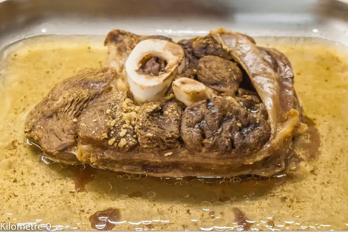 Un plat mijot&eacute; de jarret de boeuf, avec sa moelle app&eacute;tissante, baignant dans un jus savoureux.