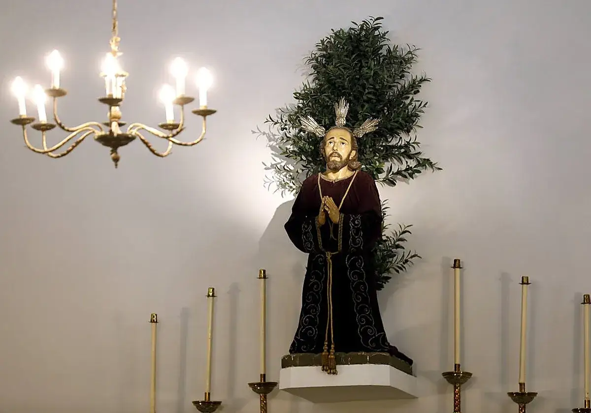 Imagen de Amadeo Ruiz Olmos: estatua de Jes&uacute;s orando, rodeada de velas y un candelabro.