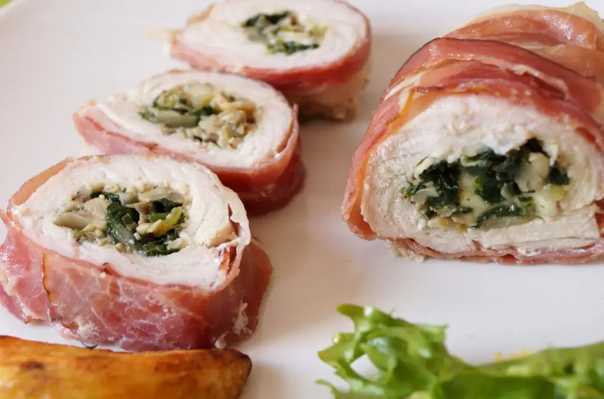 Roladki schabowe z szynką parmeńską, faszerowane szpinakiem i serem. Pyszny pomysł, czym faszerować roladki schabowe.