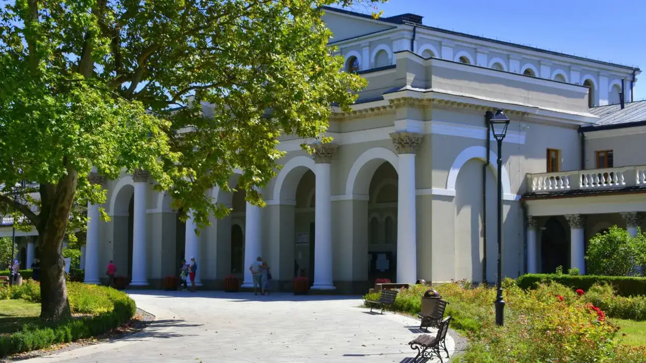 Piękny park z alejkami i ławkami, idealne miejsce na wycieczki dla emerytów i rencistów.