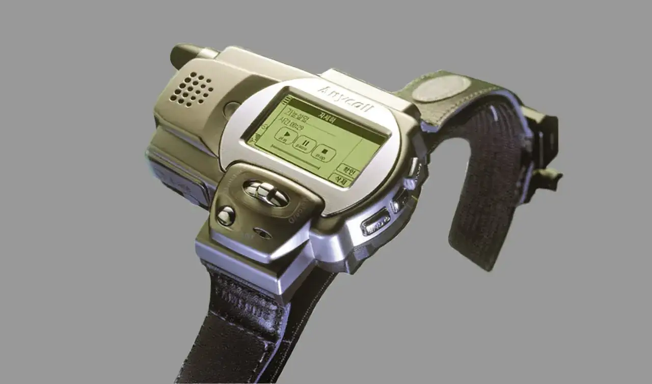 Montre connectée Anycall des années 90. On peut téléphoner avec, elle fait aussi radio et agenda. Un objet futuriste pour son époque.