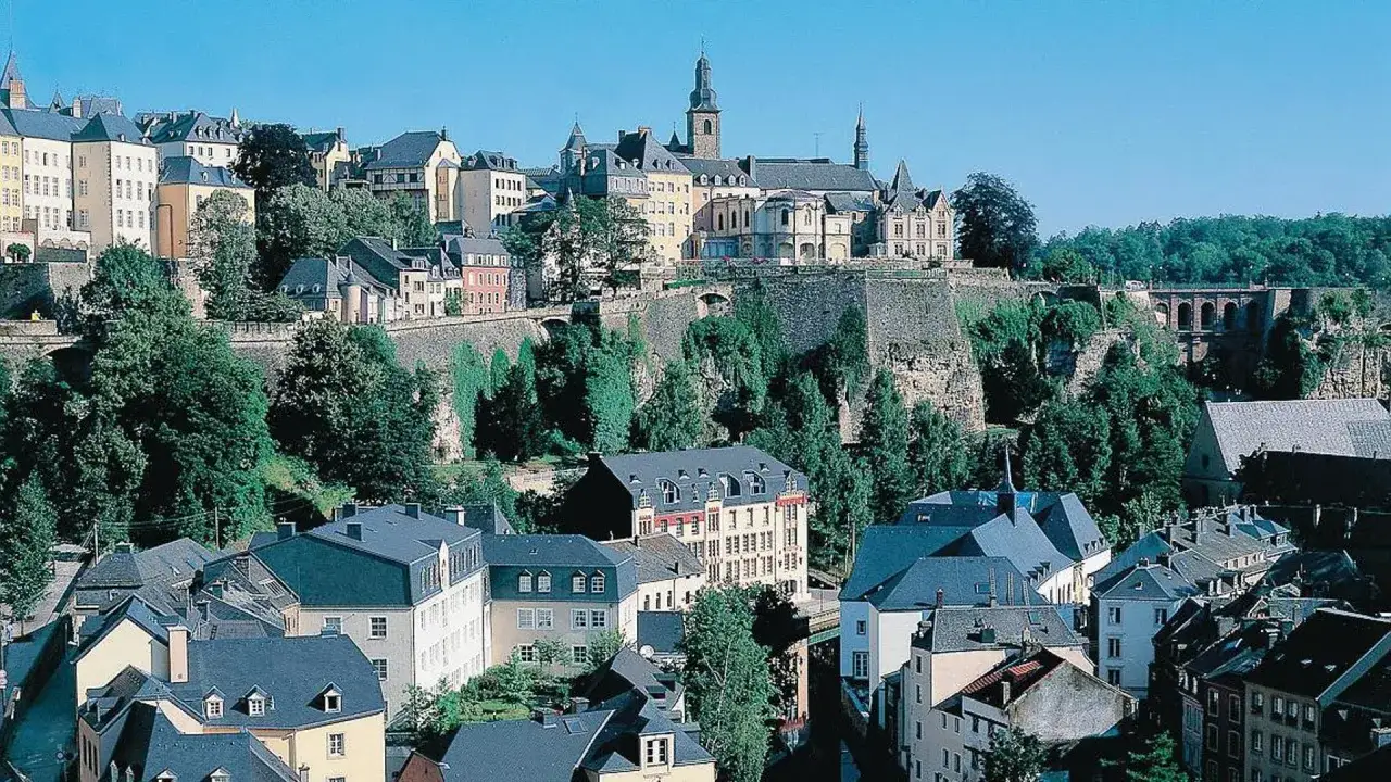 Panoramica di Lussemburgo con edifici storici e verdi colline. Un luogo dove il **stipendio medio Lussemburgo** è tra i più alti d'Europa.
