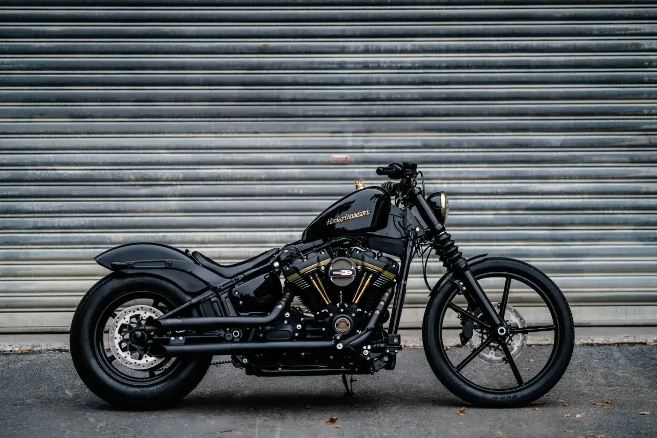 Czarny motocykl Harley-Davidson. Rozważasz motocykl w leasingu, a koszty? To stylowe cacko może być Twoje.