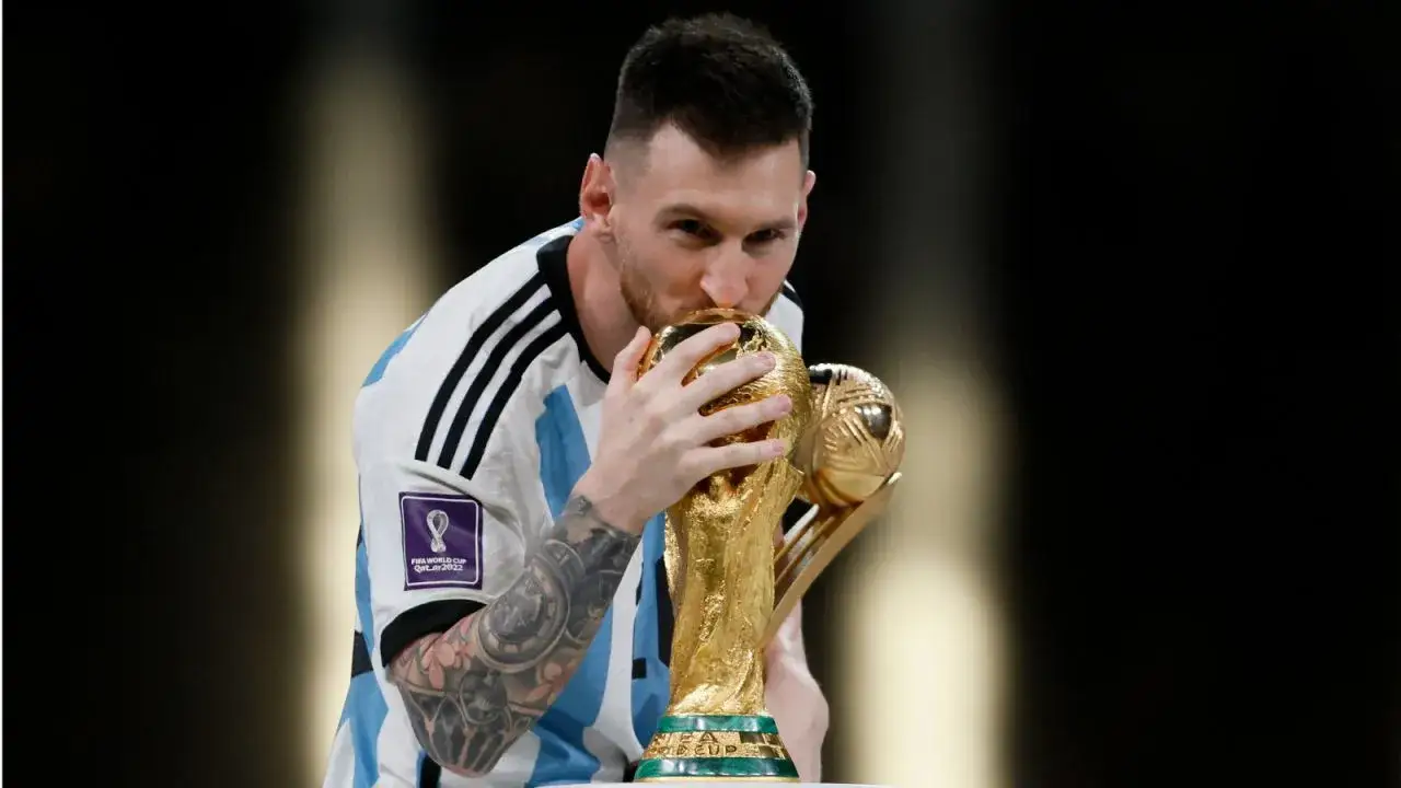 Lionel Messi z pucharem Mistrzostw Świata 2022