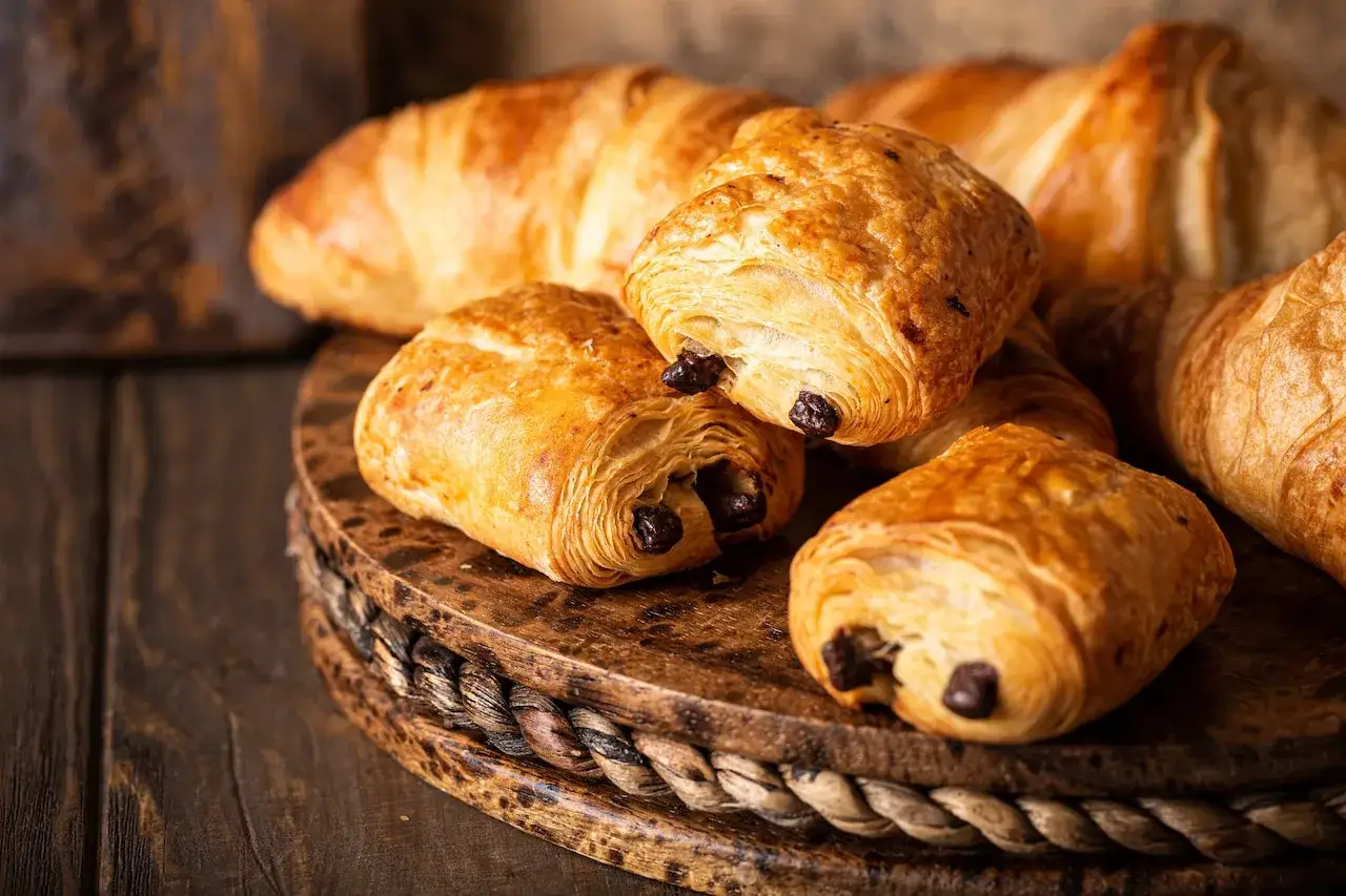 Chrupiące rogaliki i pain au chocolat, idealne, gdy pieczemy ciasto francuskie w odpowiedniej temperaturze.