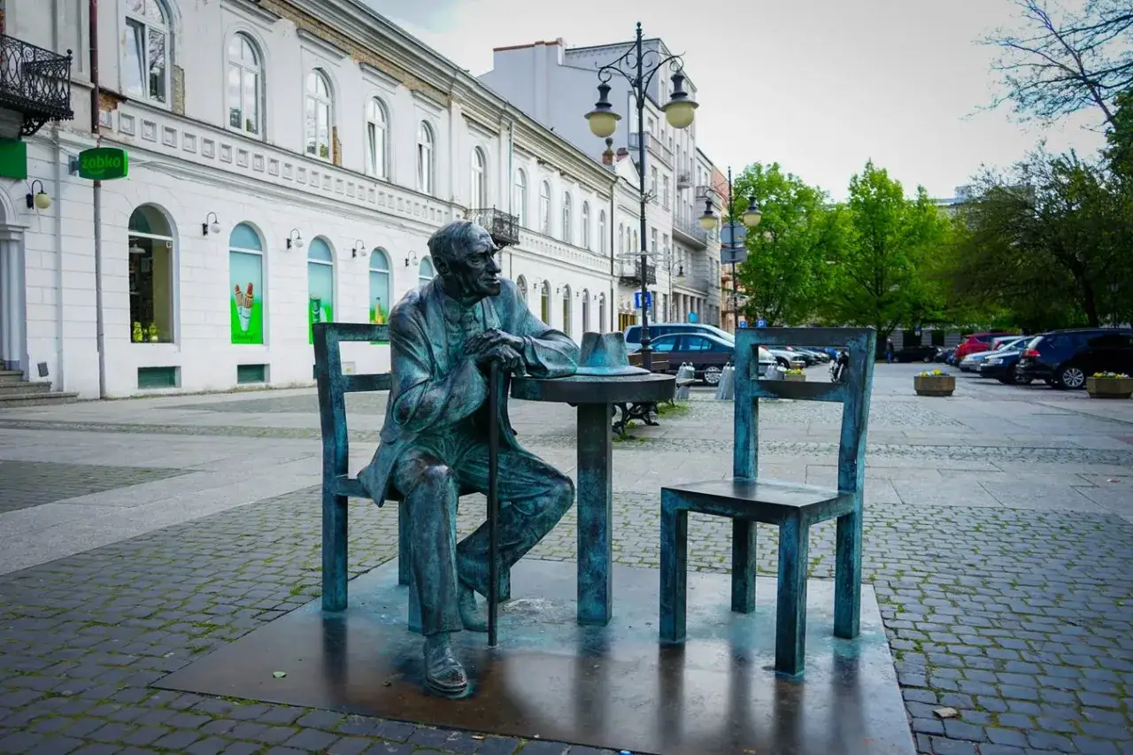 Pomnik siedzącego mężczyzny przy stoliku to jedna z radomskich atrakcji. Obok pusta krzesło, jakby czekało na rozmówcę.