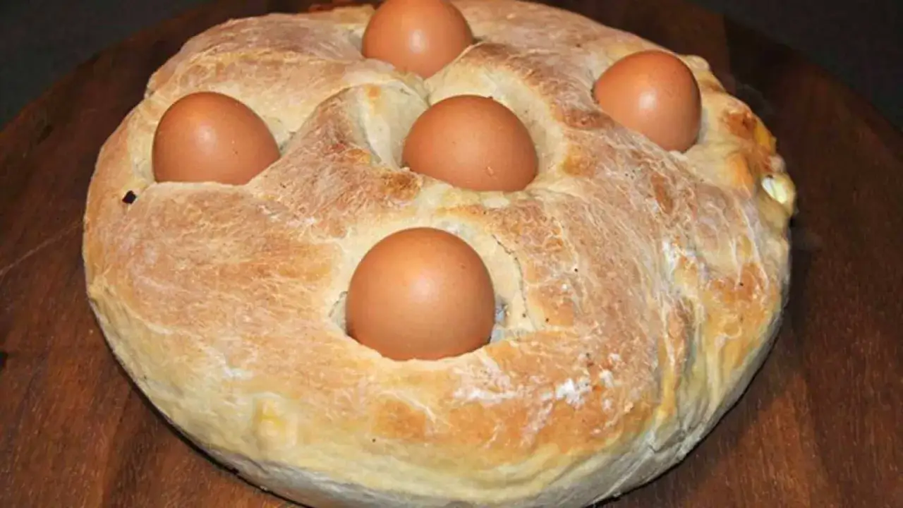 Casatiello napoletano, un rustico pane lievitato con uova intere incastonate, pronto per essere gustato.
