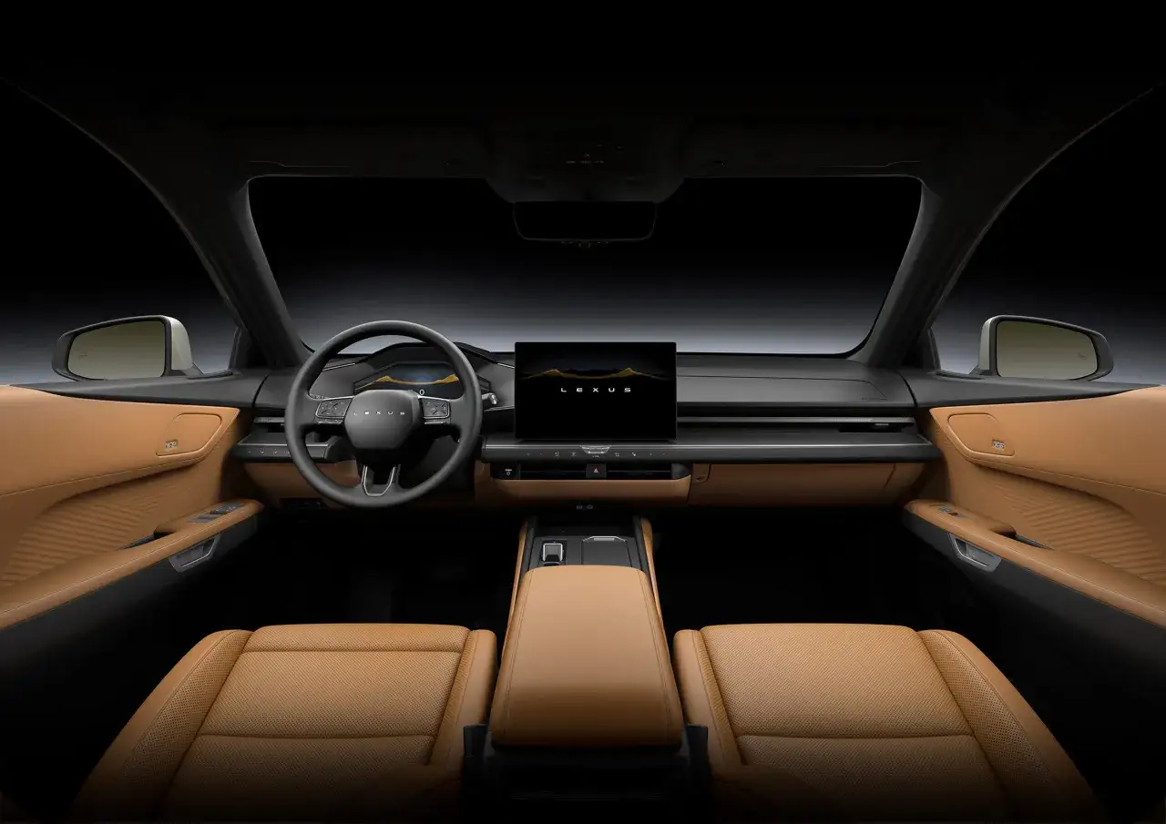 Wnętrze Lexus ES 2026 z brązową skórzaną tapicerką, nowoczesnym ekranem multimedialnym i minimalistyczną deską rozdzielczą.